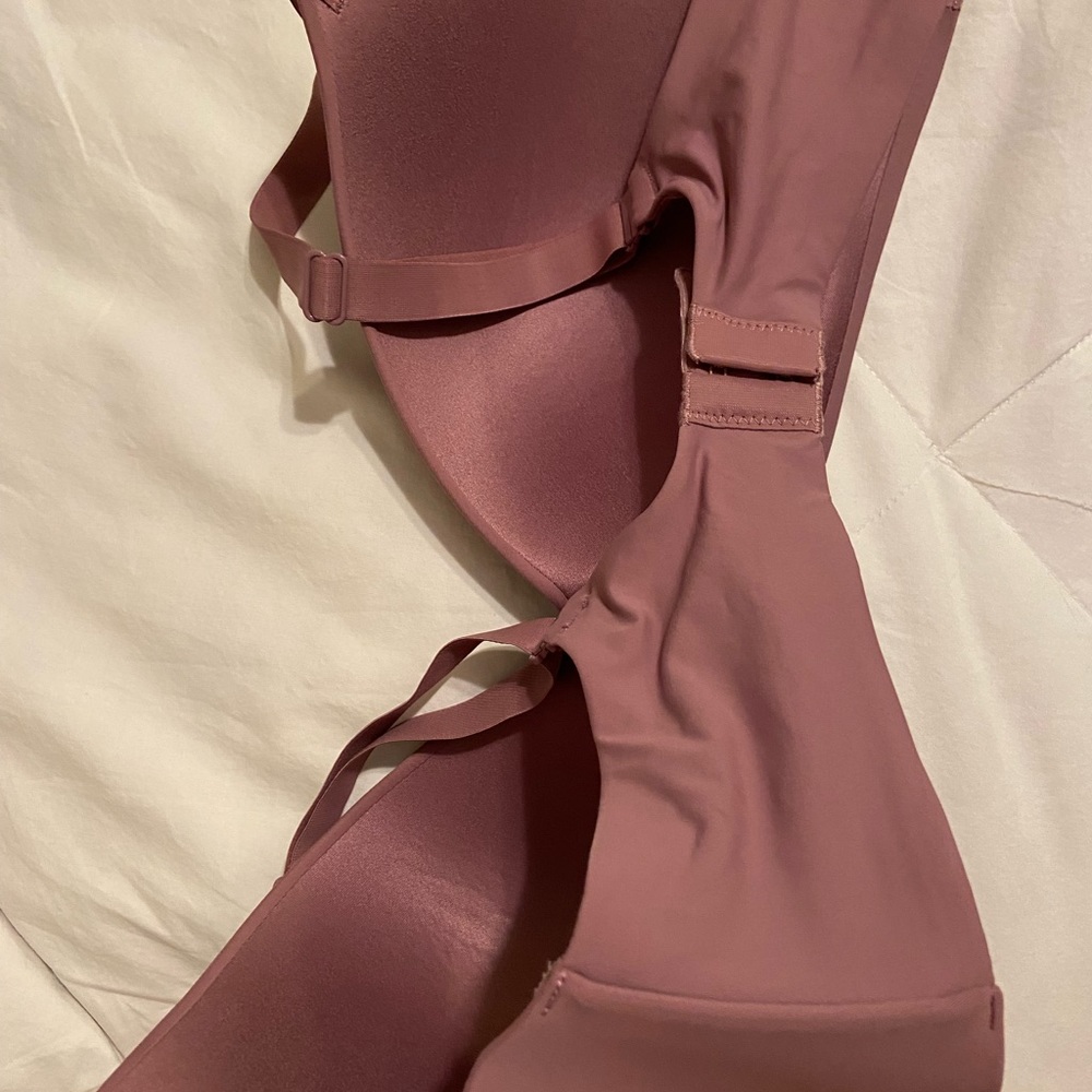 Victoria’s Secret. 36DD t-shirt lightly lined . No wire